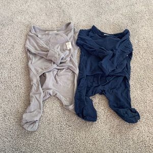 Set of two skin-to-skin footie pajamas